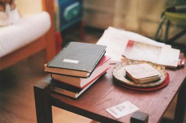 香港人要委托銀行辦理相關(guān)繳費(fèi)事宜及領(lǐng)取房產(chǎn)證該如何辦理授權(quán)書公證呢？