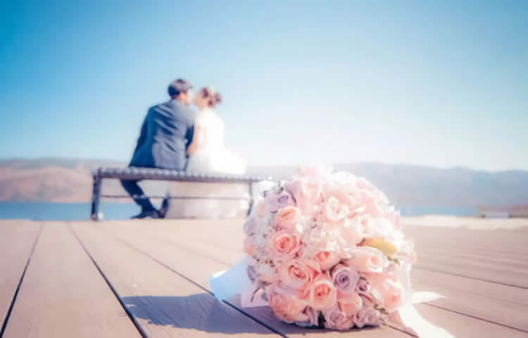 香港登記結(jié)婚后如果要在內(nèi)地的房產(chǎn)證上加上配偶名字怎么辦理公證手續(xù)呢？