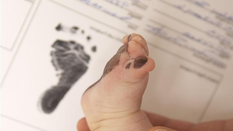 父母離婚了，辦理小孩的香港出生紙公證可以只提供母親的資料做親子關系證明書用于深圳讀書嗎？