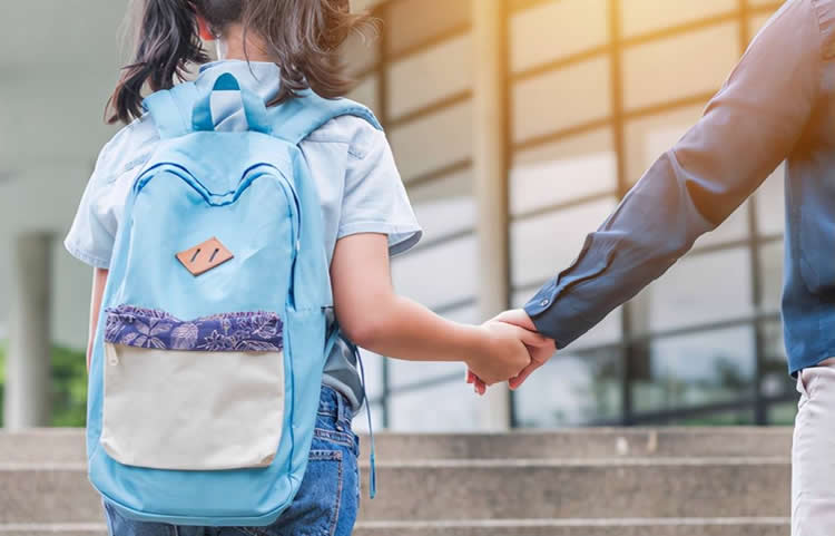 小孩是在美國出生現要在中國大陸上學怎么辦理美國出生紙公證認證？