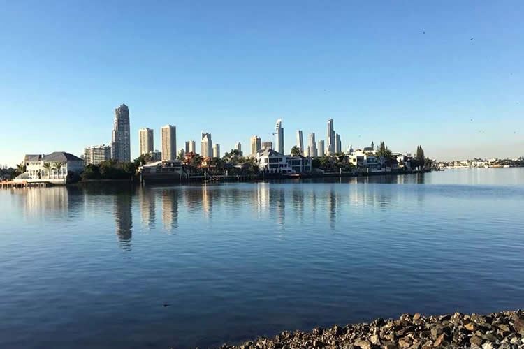 要在內(nèi)地給未成年子女辦理監(jiān)護(hù)人公證怎么證明現(xiàn)在的香港身份和原內(nèi)地身份是同一個(gè)人呢？