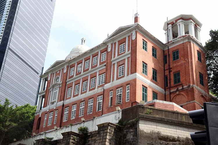 香港人要在英國結婚怎么辦理中國出生公證呢？