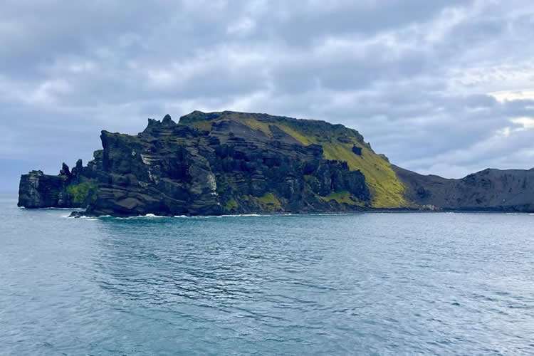 小孩是在香港出生的，如何在內(nèi)地公證處辦理親屬關(guān)系公證書呢？