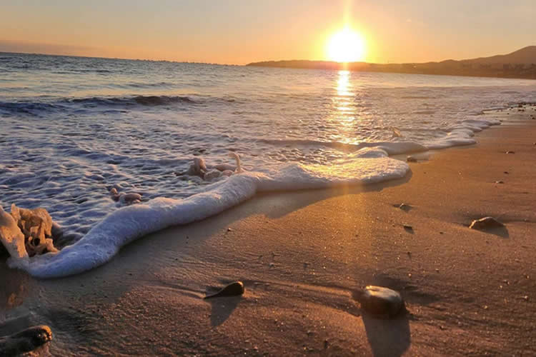 我和老公是香港人，現(xiàn)要在上海買房需要香港律師公證我們的結(jié)婚證并加蓋轉(zhuǎn)遞章，要如何辦理呢？
