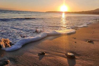 我和老公是香港人，現(xiàn)要在上海買房需要香港律師公證我們的結(jié)婚證并加蓋轉(zhuǎn)遞章，要如何辦理呢？