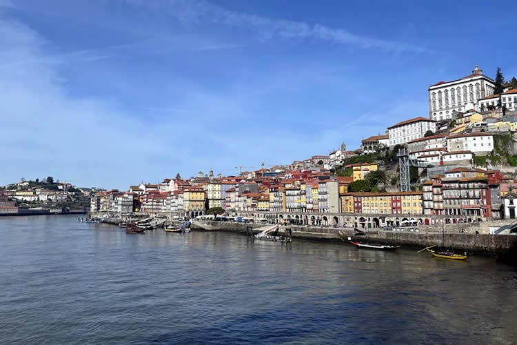 香港人和外國(guó)人結(jié)婚，現(xiàn)要出售內(nèi)地的房產(chǎn)怎么辦理香港結(jié)婚證公證？