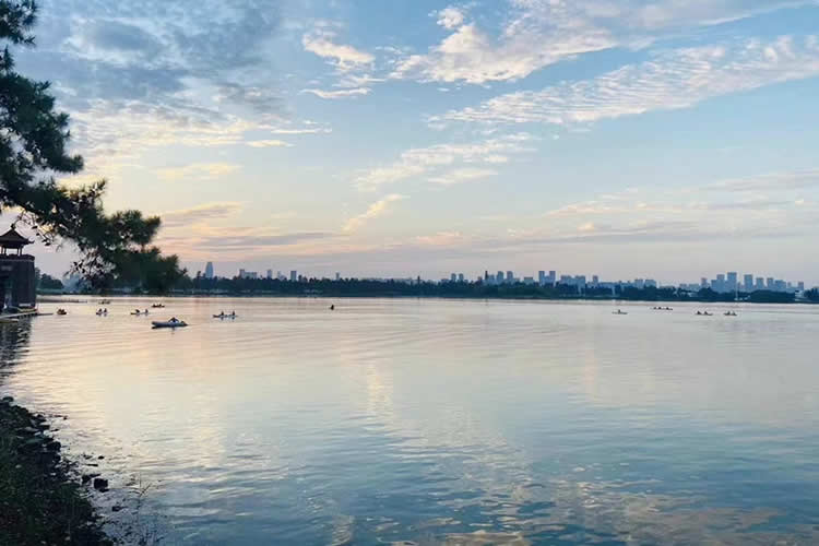 小孩香港出生后又改了名字要怎么做公證用于內(nèi)地房產(chǎn)過戶呢？