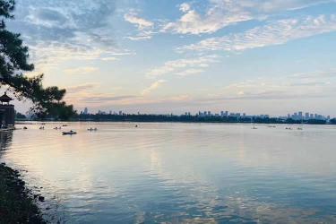 小孩香港出生后又改了名字要怎么做公證用于內(nèi)地房產(chǎn)過戶呢？