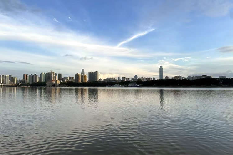 香港公司的董事是臺(tái)灣人怎么做公證用于在北京市收購(gòu)股權(quán)呢？